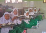 Siswa , Siswi  .MI Irsyadut Tholibin Antusias Sambut Hari Pertama Program MBG.