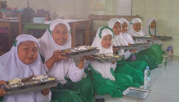Siswa , Siswi  .MI Irsyadut Tholibin Antusias Sambut Hari Pertama Program MBG.