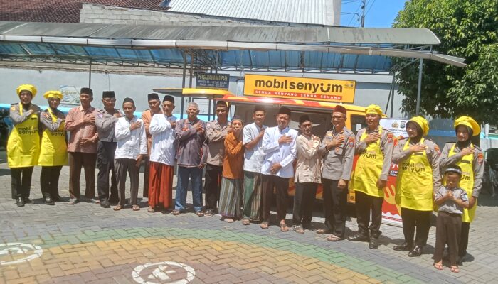 Juma’at Berkah ” MOBIL SENYUM” KAPOLSEK Membagikan Nasi Kotak Bergizi  ke jamaah Al ishlah  serta Warga Ngunut..