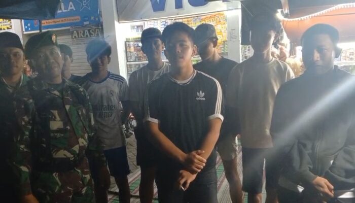 TNI bersama GP Ansor dan Banser melaksanakan patroli gabungan di wilayah Kecamatan ngunut.